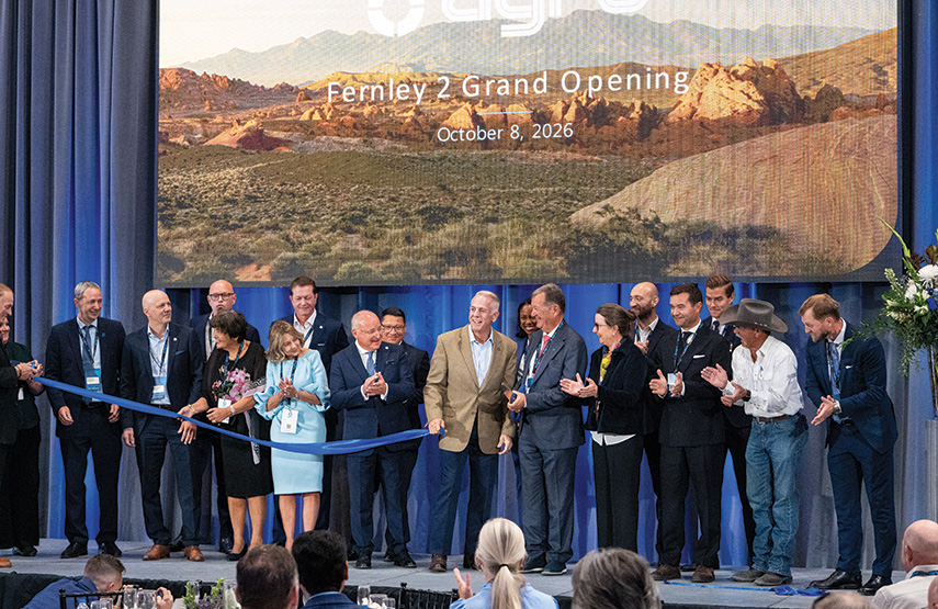 Feierliche Banddurchtrennung vor einer Leinwand mit der Aufschrift „Fernley 2 Grand Opening“ und dem Datum 8. Oktober 2026.