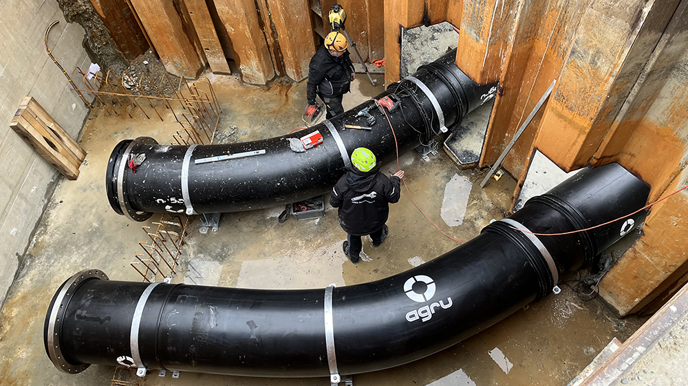 Einbindung der DN/OD-800-PE-Leitung in das Schachtbauwerk. Präzise Ausrichtung und minimaler Nahtversatz sichern die Durchfahrbarkeit des Hochdruck-Reinigungsgeräts. Foto: Energie Service Biel/Bienne