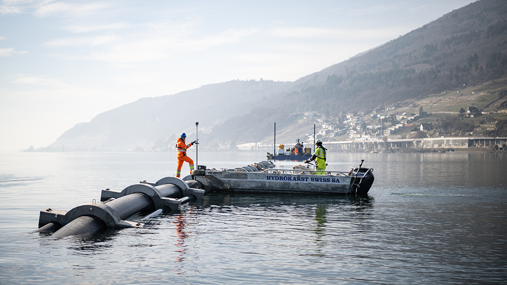 Einbringung der schwimmend vormontierten PE-100-RC-Seedruckleitung DN/OD 800 in den Bielersee. Foto: Hydrokarst Swiss SA