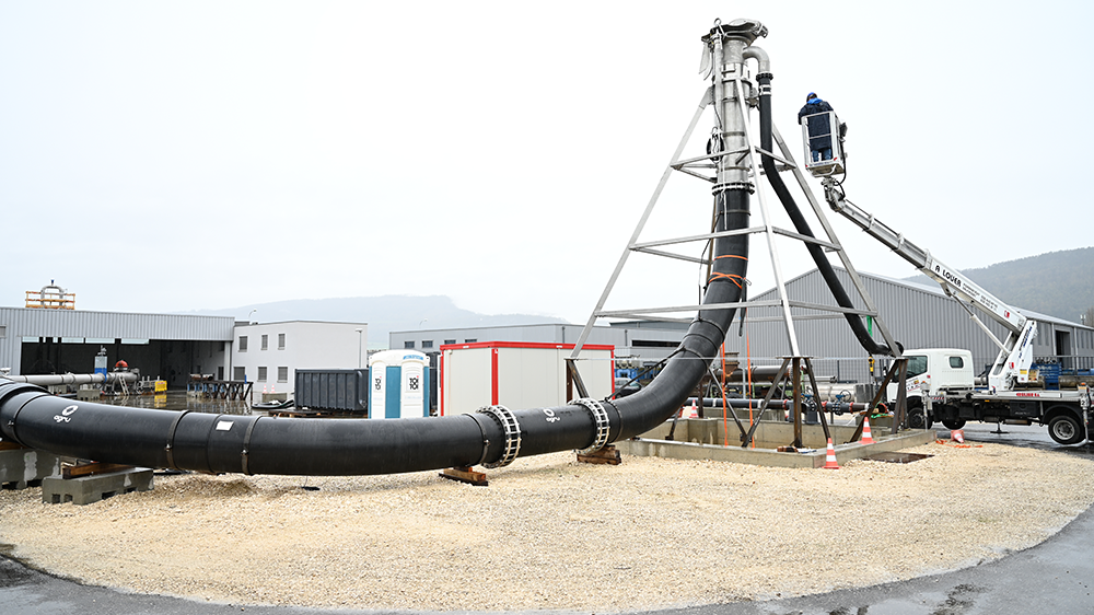 Versuchsaufbau des Reinigungssystems an Land in Courroux zum Testen der Startschleusen, der Rohrleitungsbögen sowie -abschnitte und der Seiherkonstruktion. Foto: Energie Service Biel/Bienne