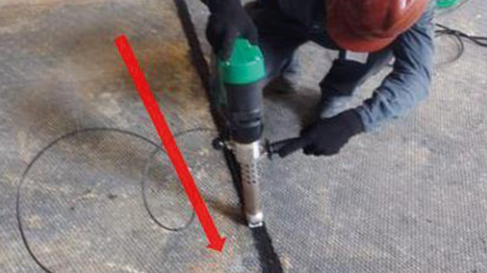 Extrusionsschweißen an den Verbindungen der rutschfesten Sure Grip-Betonschutzplatten für den Bodenschutz