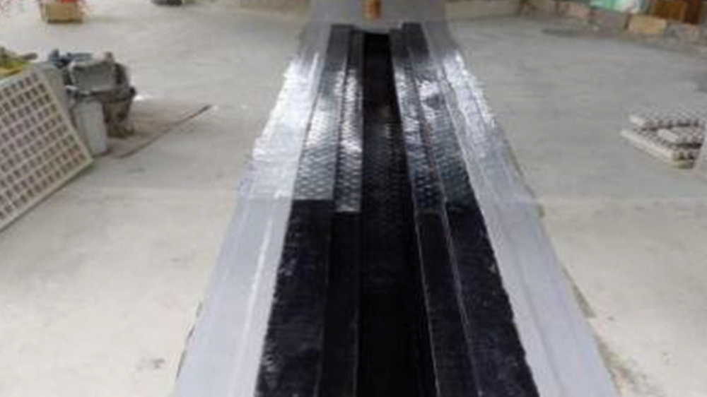 Anwendung von 3 mm dicken, schwarzen, glatten Sure Grip PP-Betonschutzplatten in Kanälen