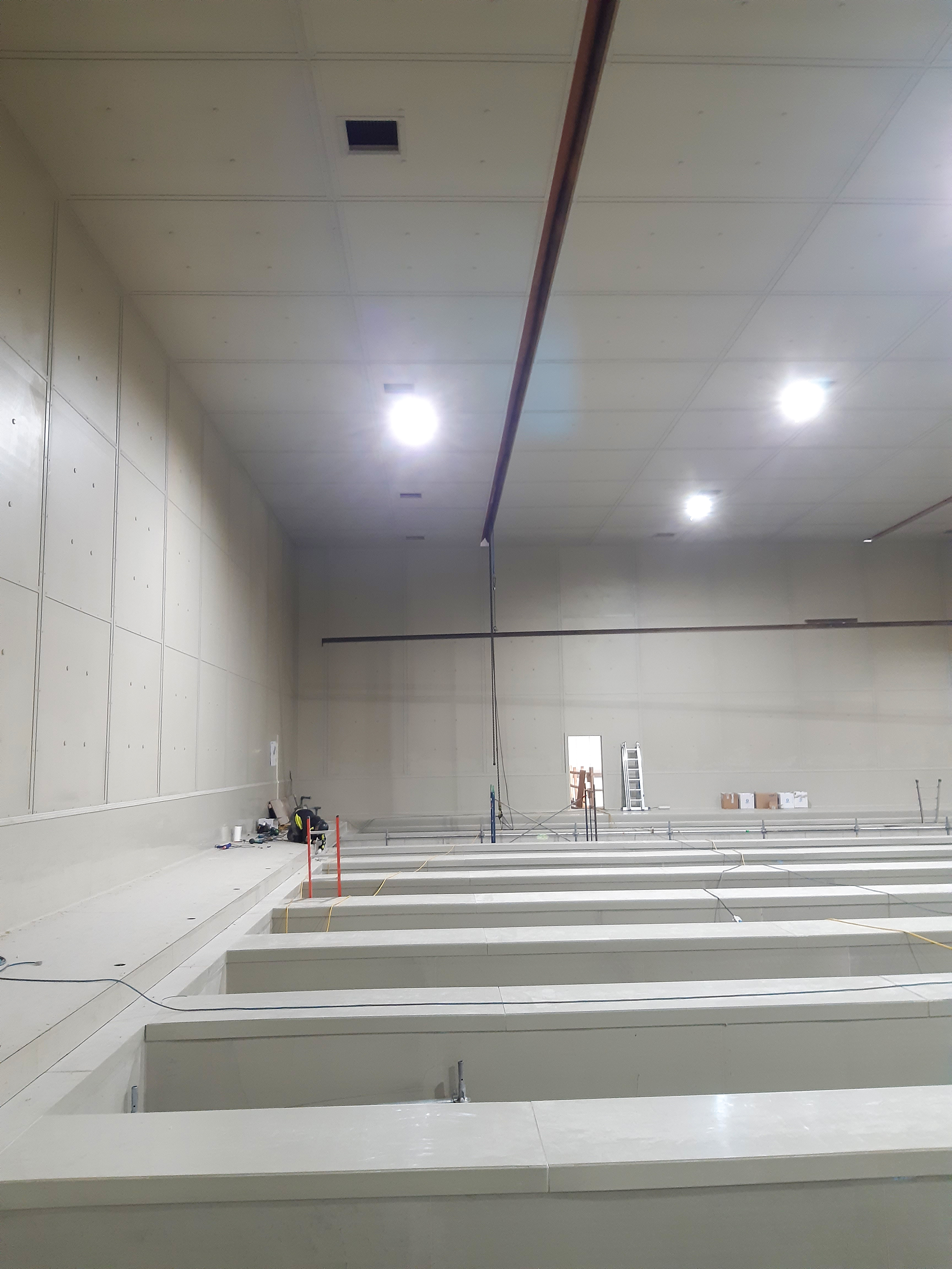 The workpieces pass through 15 pre-treatment tanks before they are immersed in the liquid zinc.