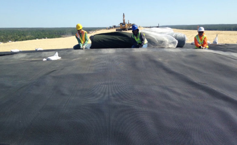 Mit AGRU Dichtungsbahnen bzw. ClosureTurf® (synthetischer Rasen) werden die regelmäßigen Wartungsarbeiten minimiert.